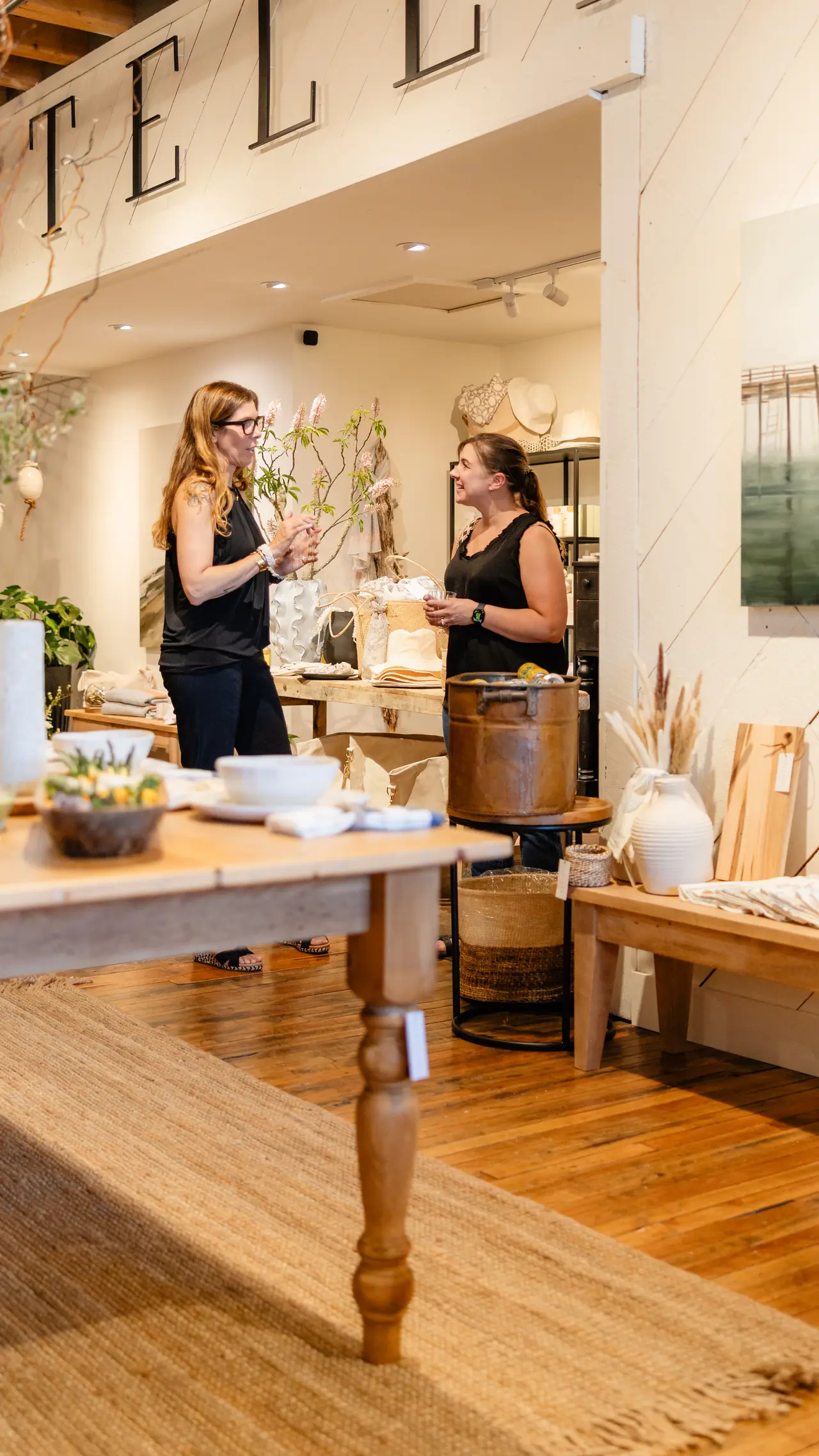 A design conversation at a table in the STELLAN shop